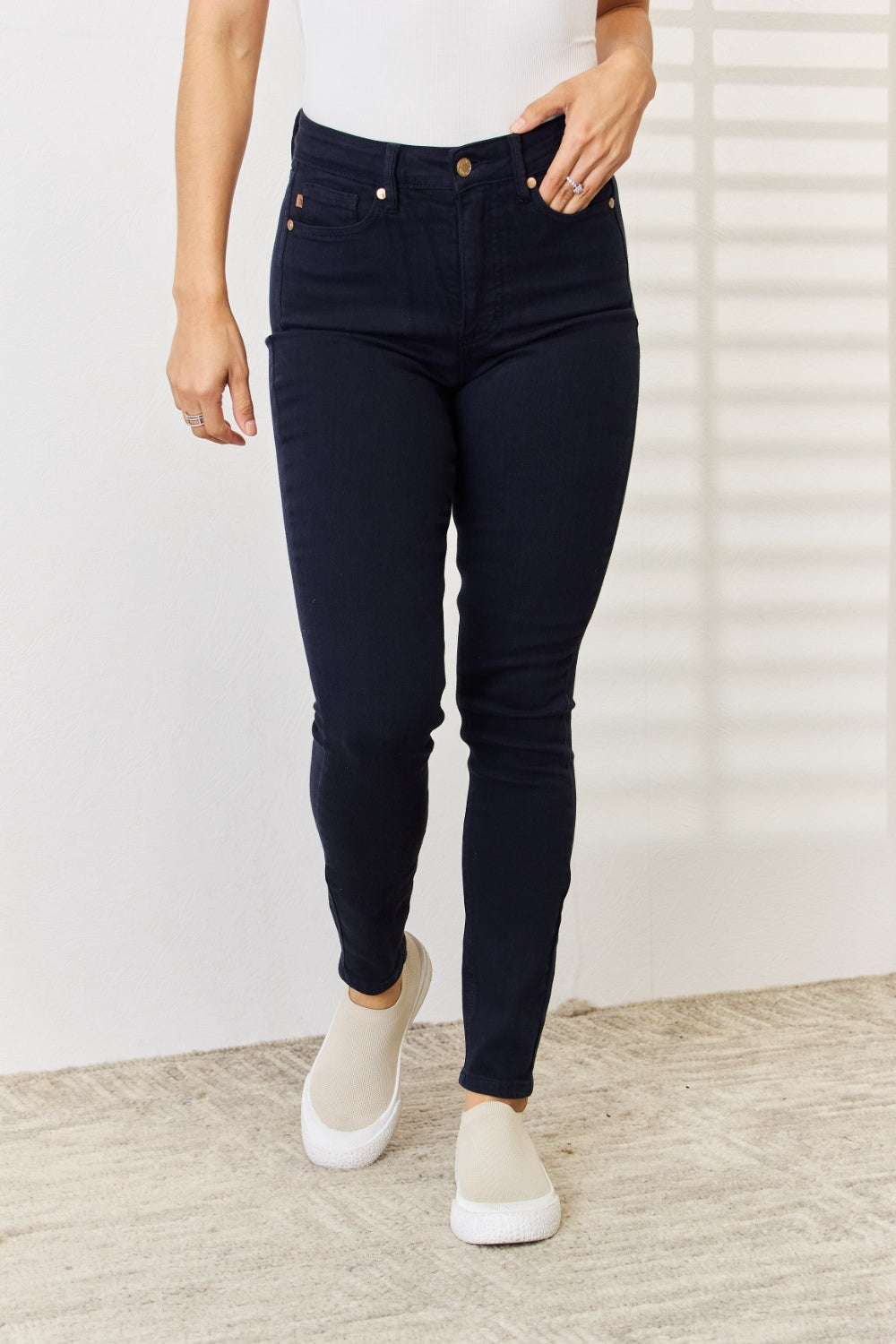Pantalones vaqueros pitillo teñidos para control de abdomen Judy Blue de talla completa