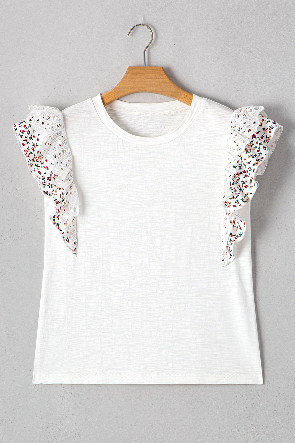 Blusa Blanca de Encaje Floral con Ojales y Mangas Mariposa
