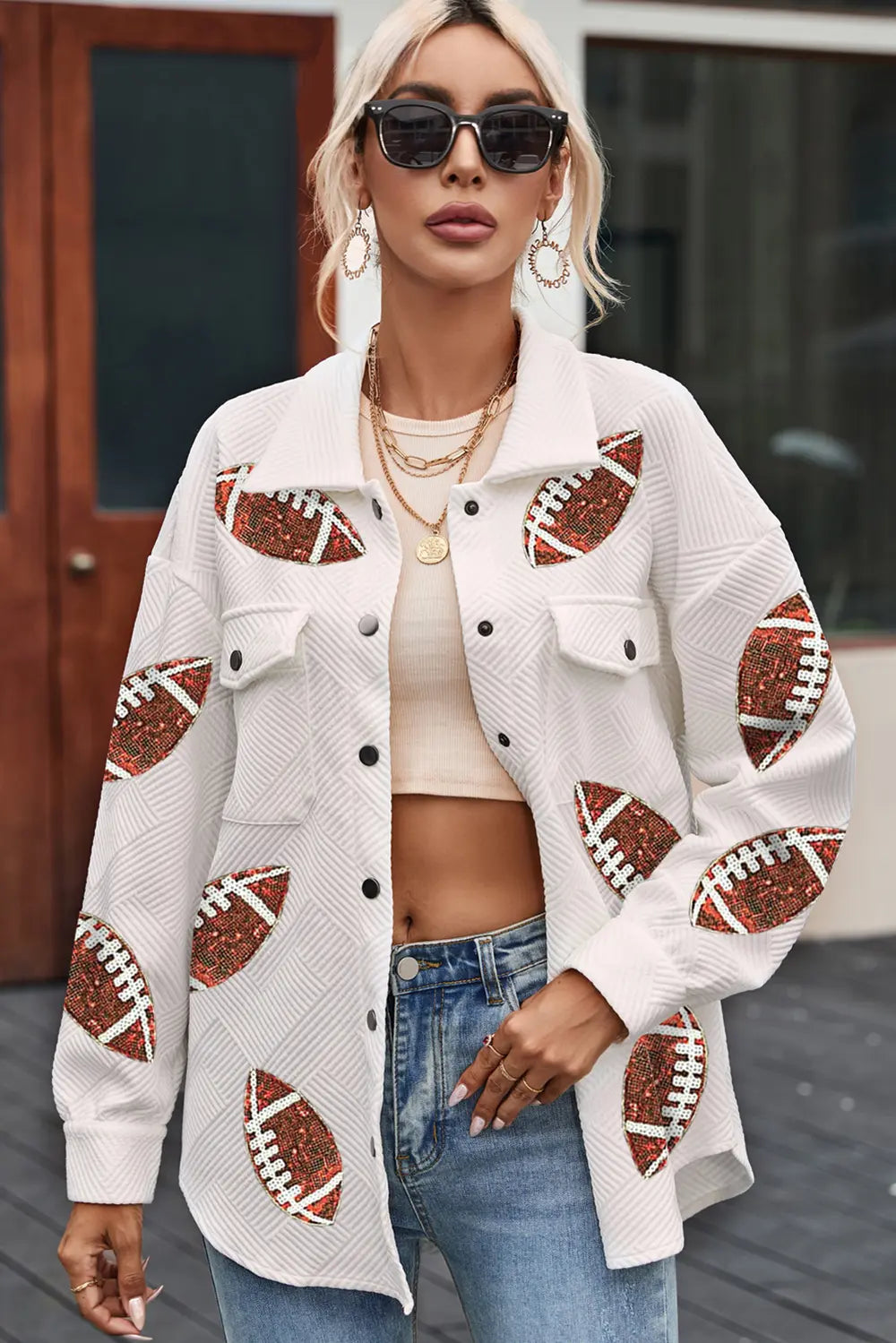 Chaqueta con cuello y broches, y parches de fútbol de lentejuelas