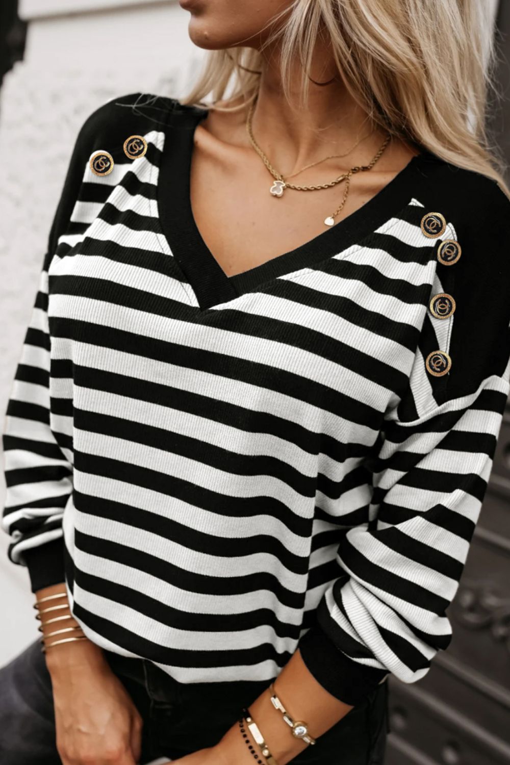 Top de pico con detalle de encaje a rayas