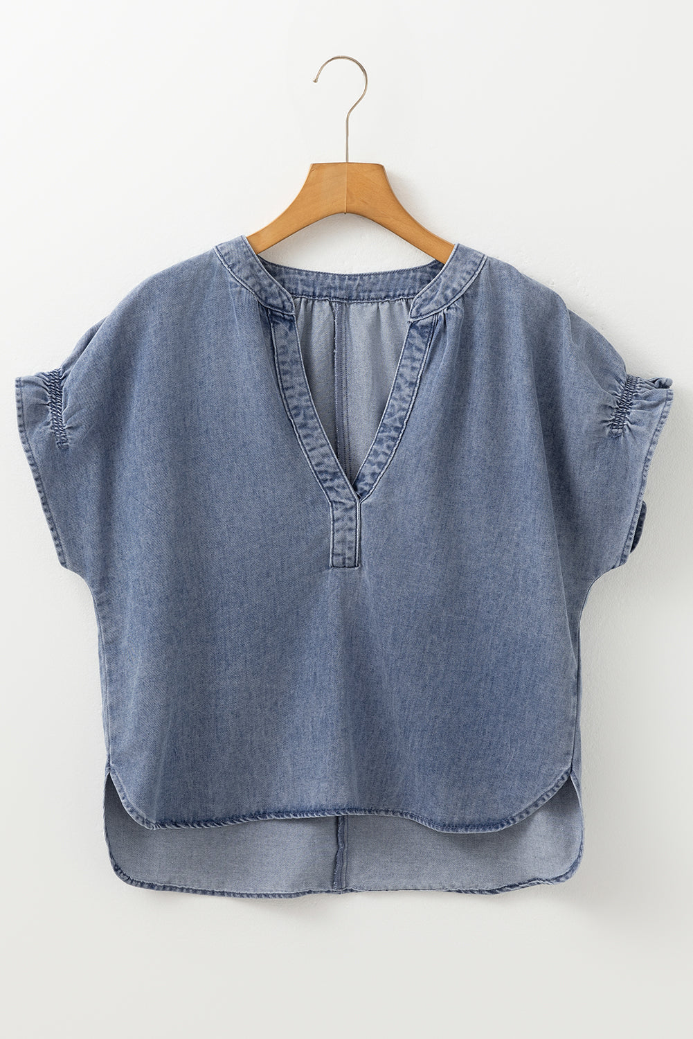 Top vaquero azul anochecer con cuello en V, volantes y manga corta abullonada