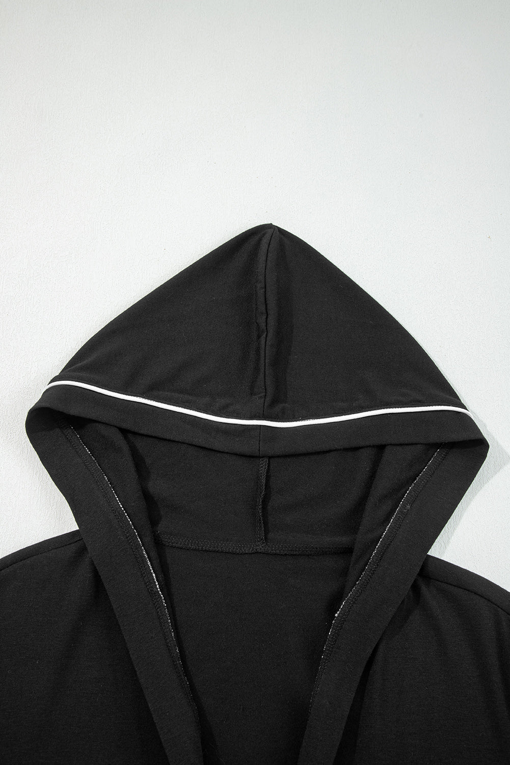 Conjunto de cárdigan con capucha y pantalones de salón con ribetes en contraste negros