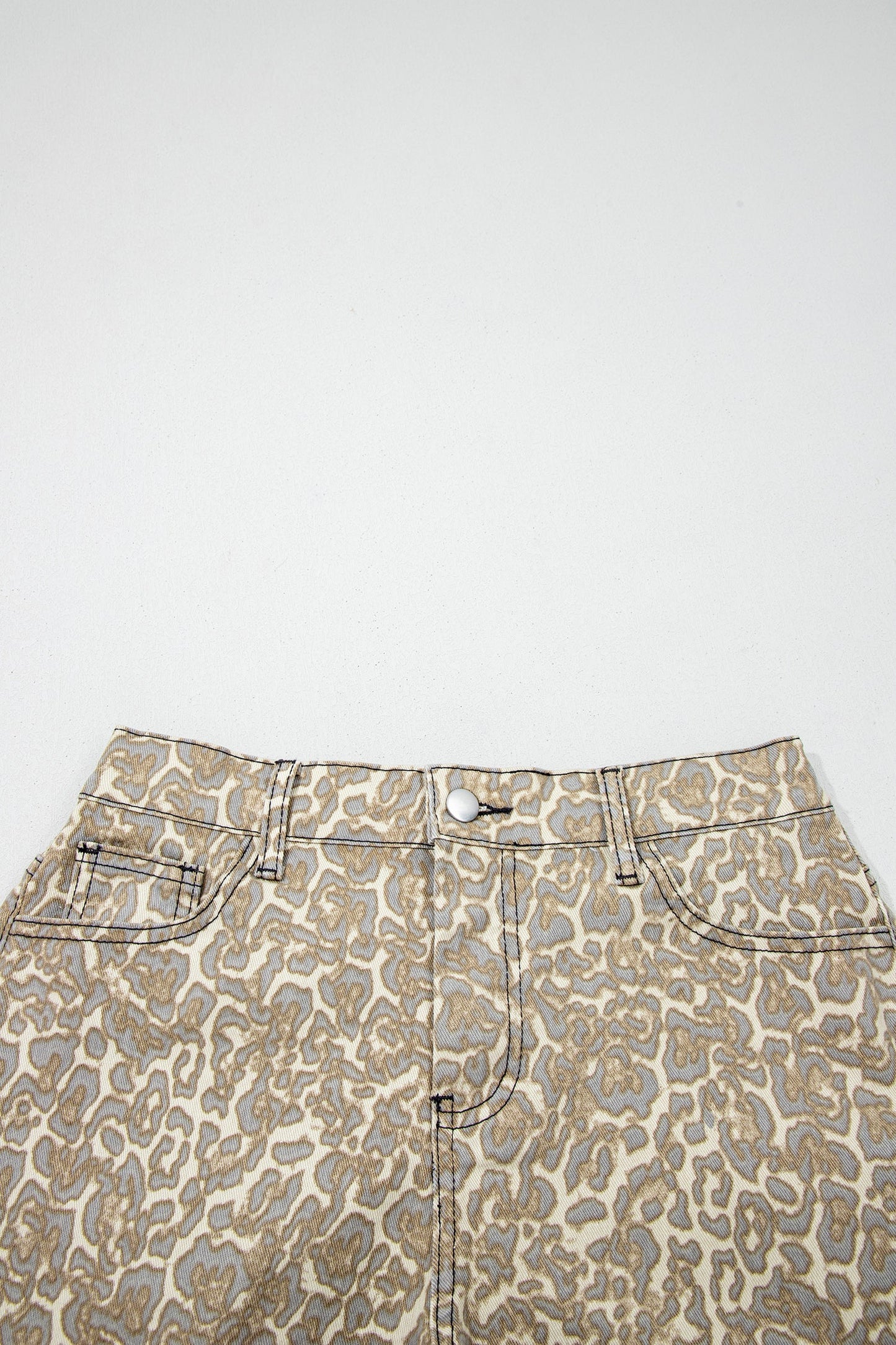 Pantalones cortos de mezclilla caqui con estampado de leopardo y borde sin rematar