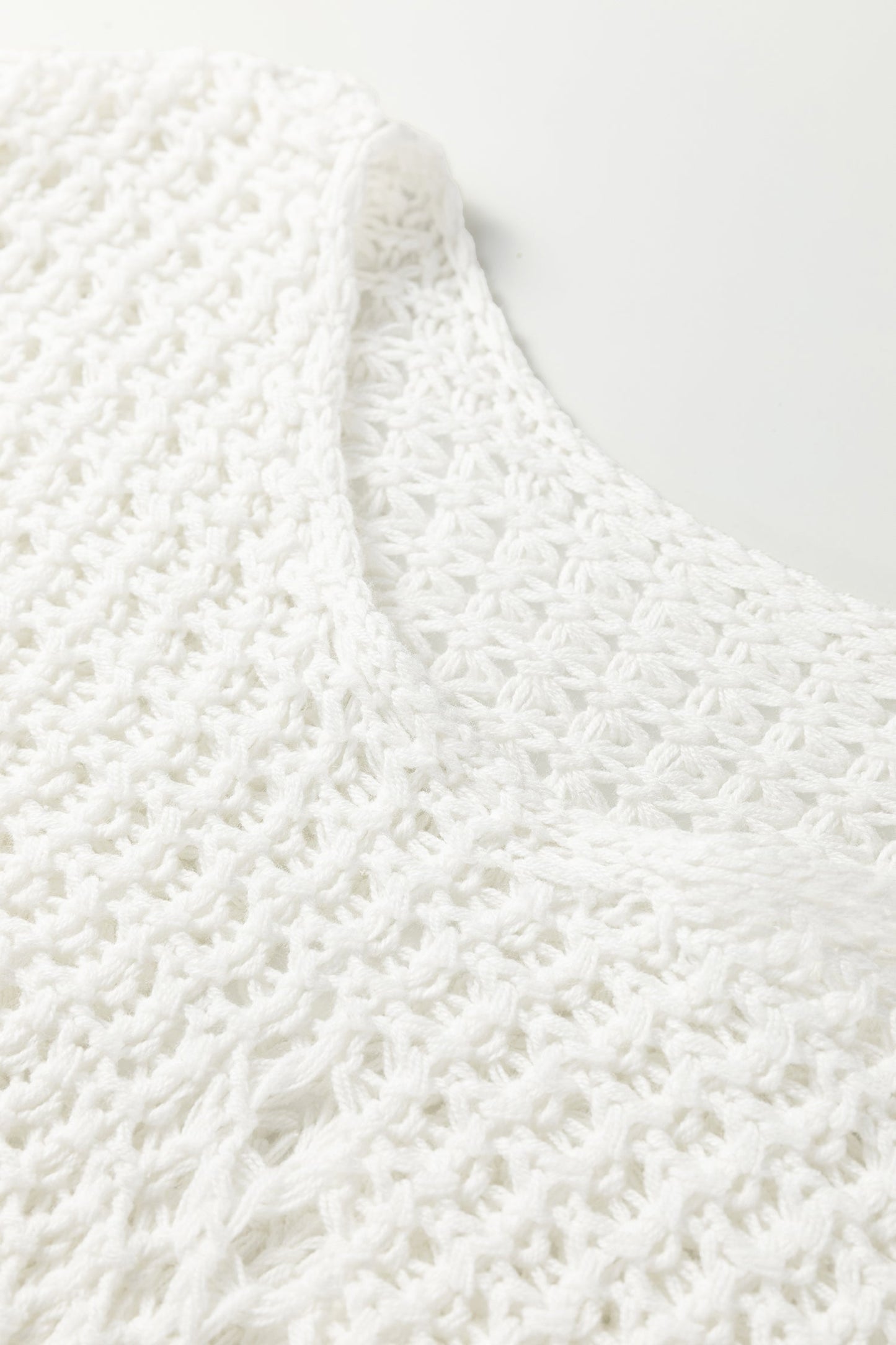 Suéter holgado con mangas anchas y detalles calados blancos