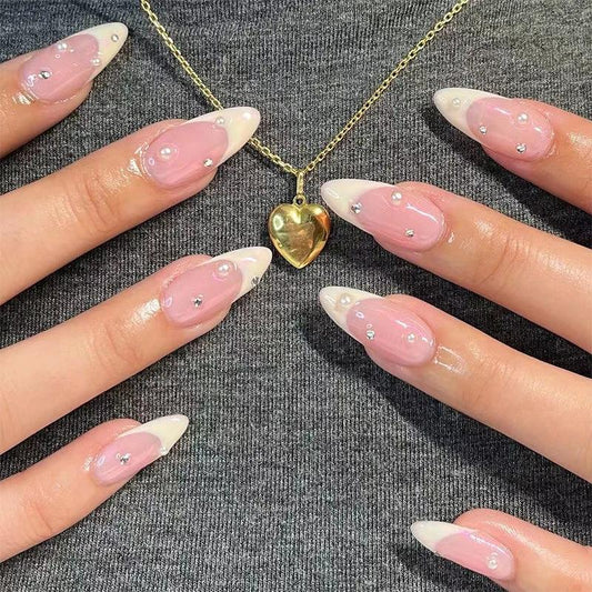Uñas de diseño francés con gotas de agua y pedrería