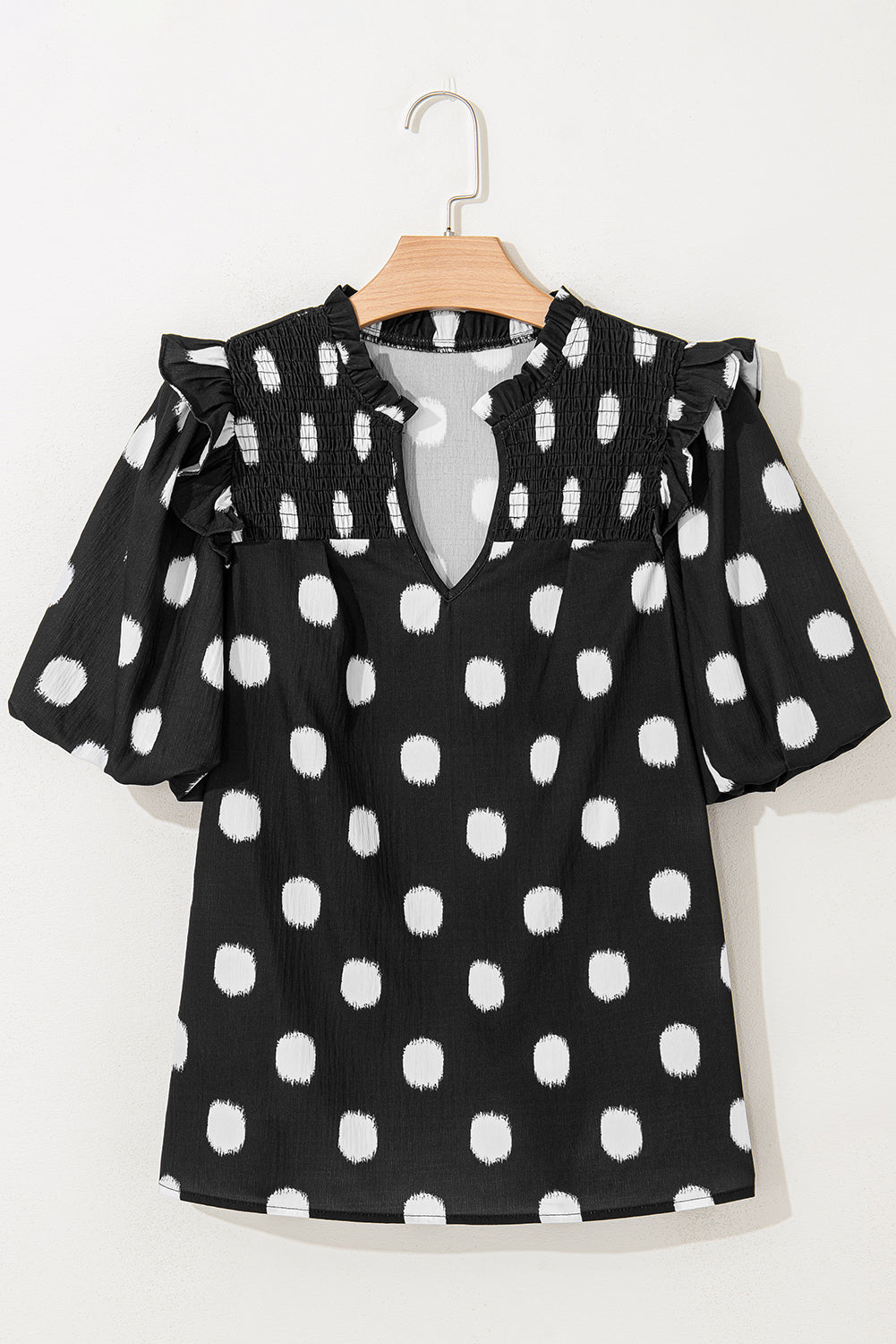 Blusa con estampado de lunares negros, canesú fruncido, escote con muesca y manga globo