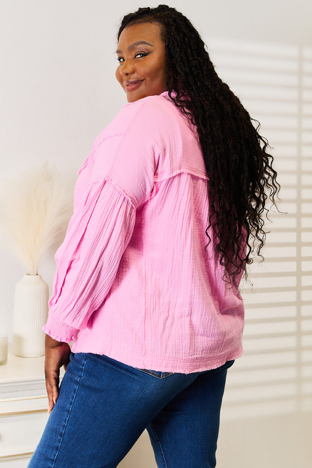 Blusa con cuello con muesca y botones, y costura expuesta de doble capa