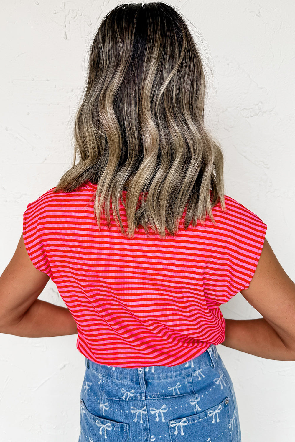 Camiseta de manga corta con cuello redondo, canalé y rayas rojas