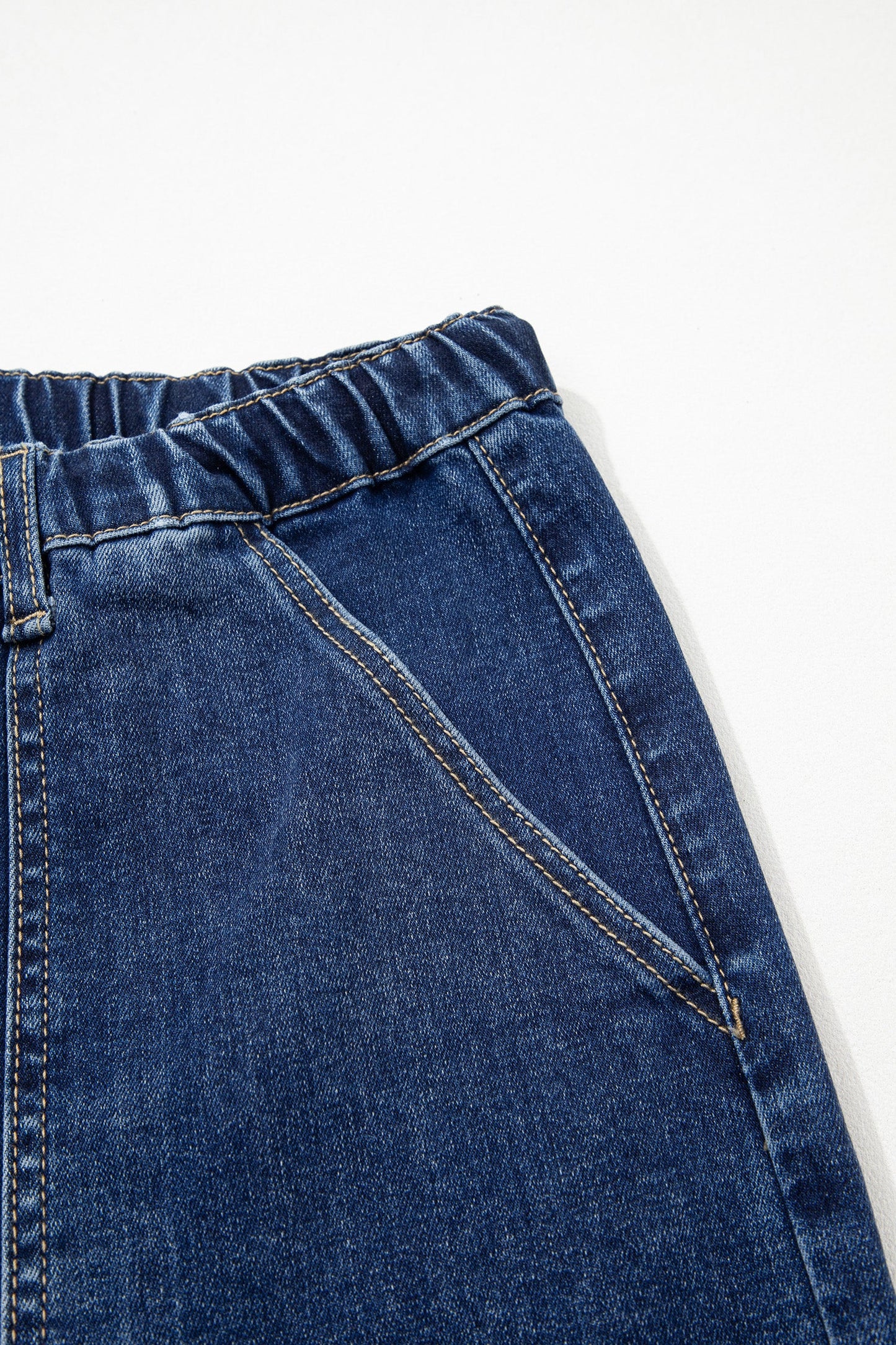 Pantalones vaqueros de pierna ancha con cordón azul de Prusia, detalle de costura y dobladillo sin rematar