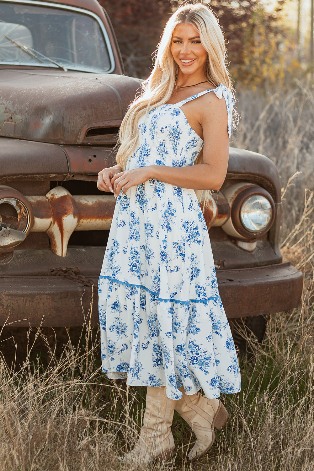 Vestido largo sin mangas con nudo en los hombros, fruncido y estampado floral azul cielo