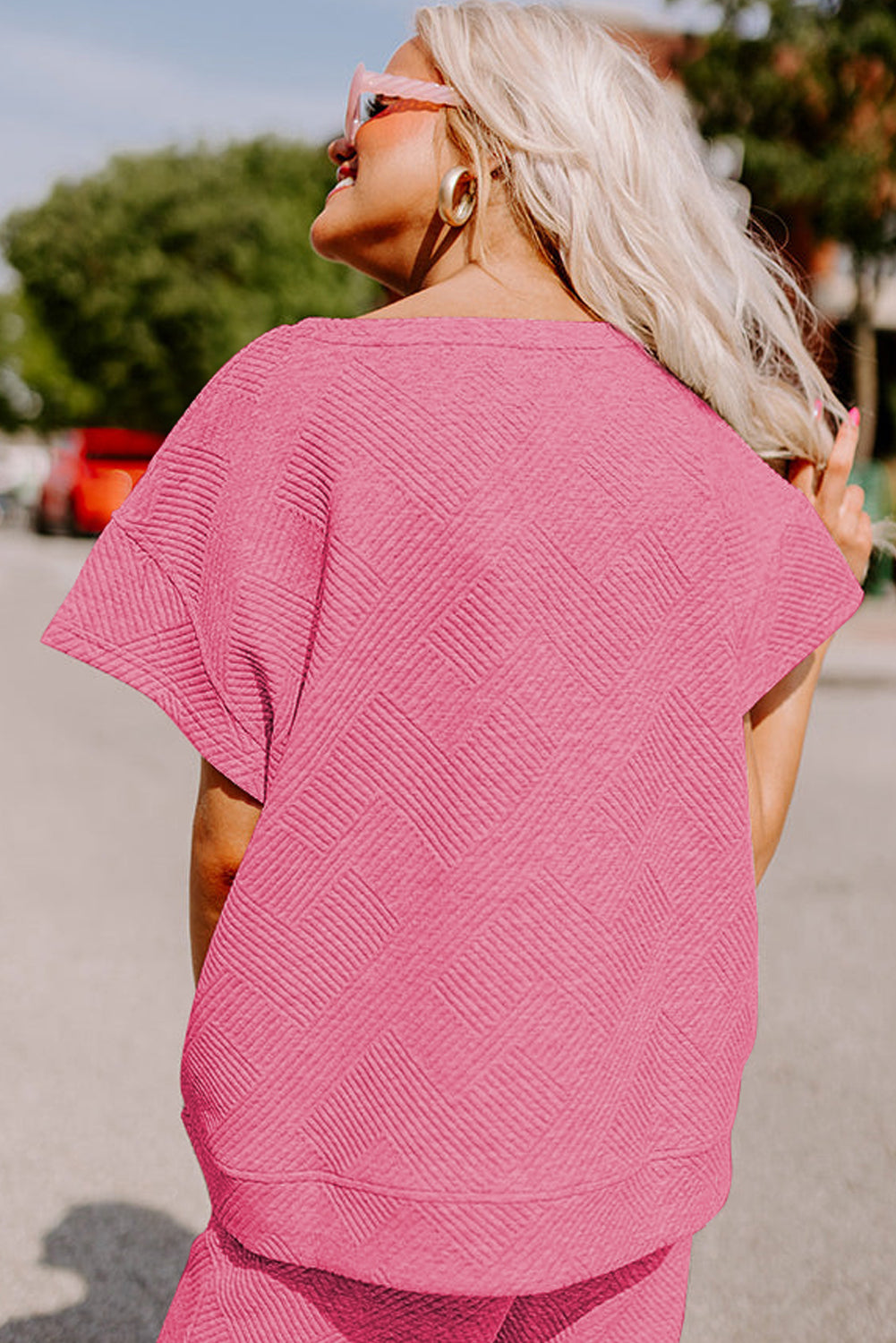 Conjunto de camiseta rosa fresa texturizada de corte holgado y pantalones con cordón