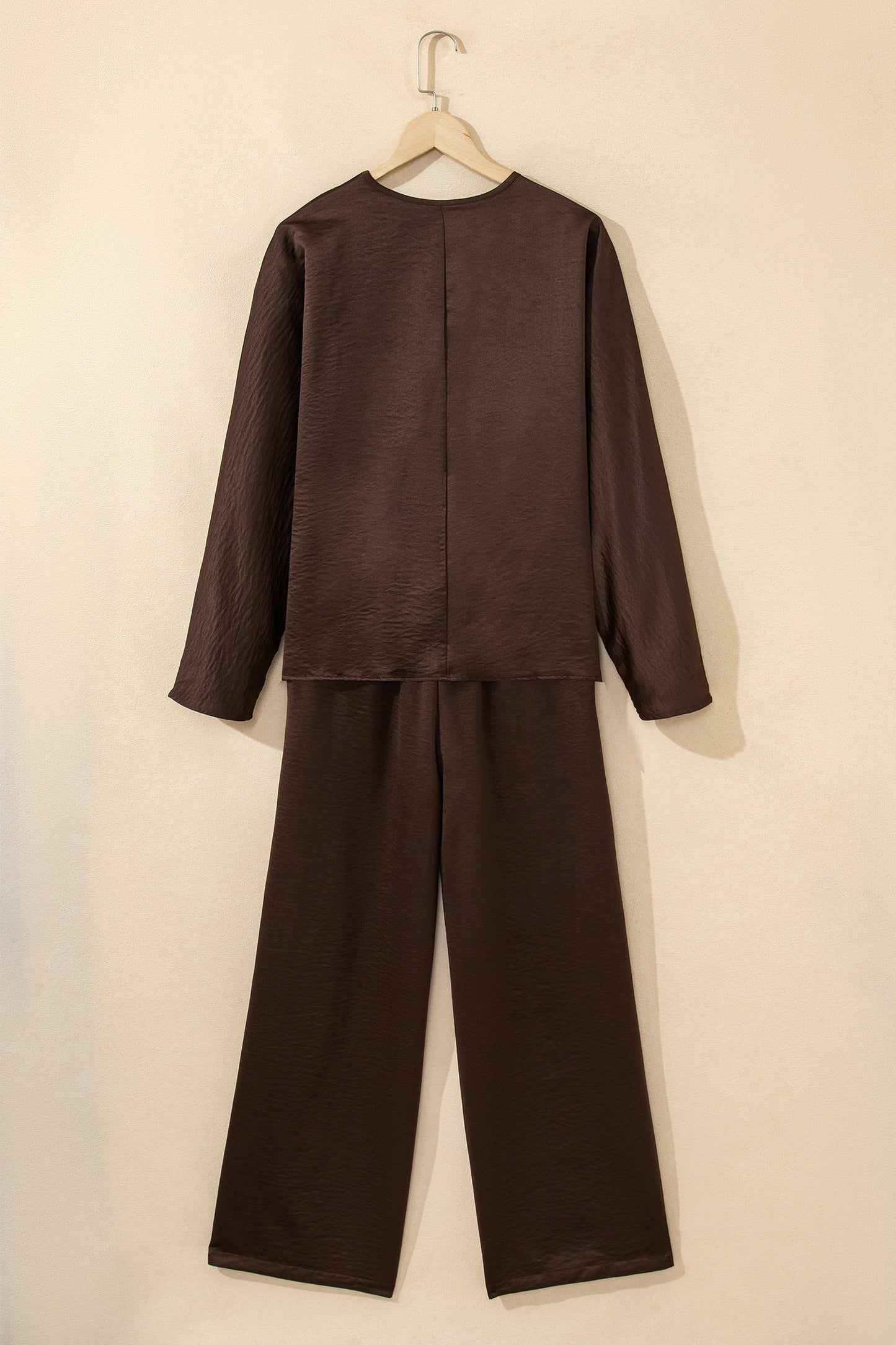 Conjunto de 2 piezas: top suelto de manga larga con cuello de pico trenzado marrón oscuro y pantalones de talle alto con cordón