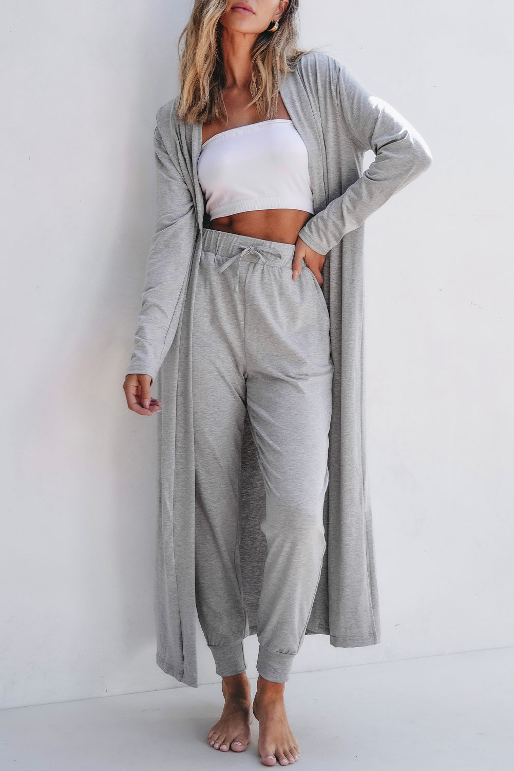 Conjunto de salón de cárdigan largo abierto y pantalones pitillo gris claro