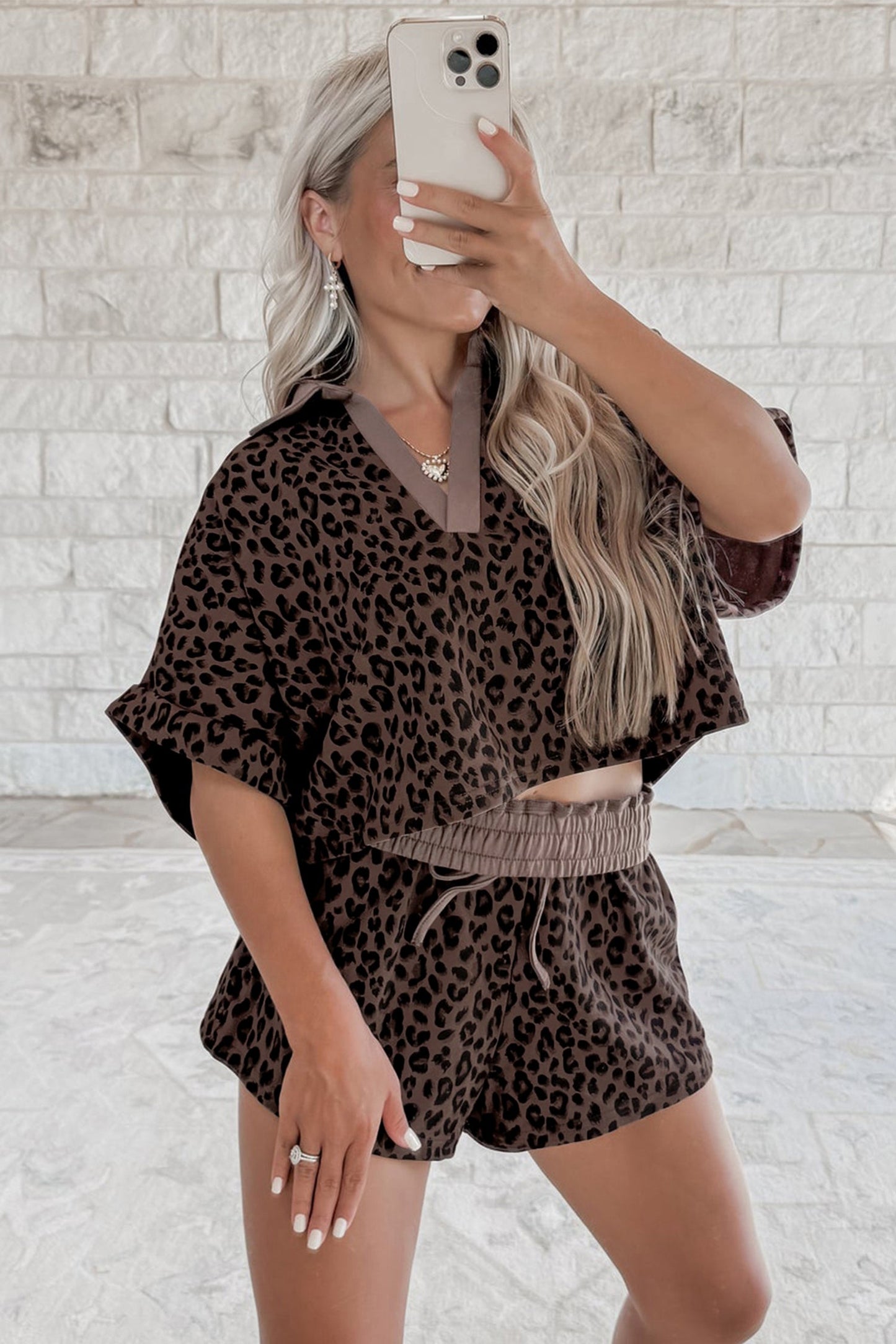 Conjunto corto de 2 piezas con cuello en V marrón y estampado de leopardo