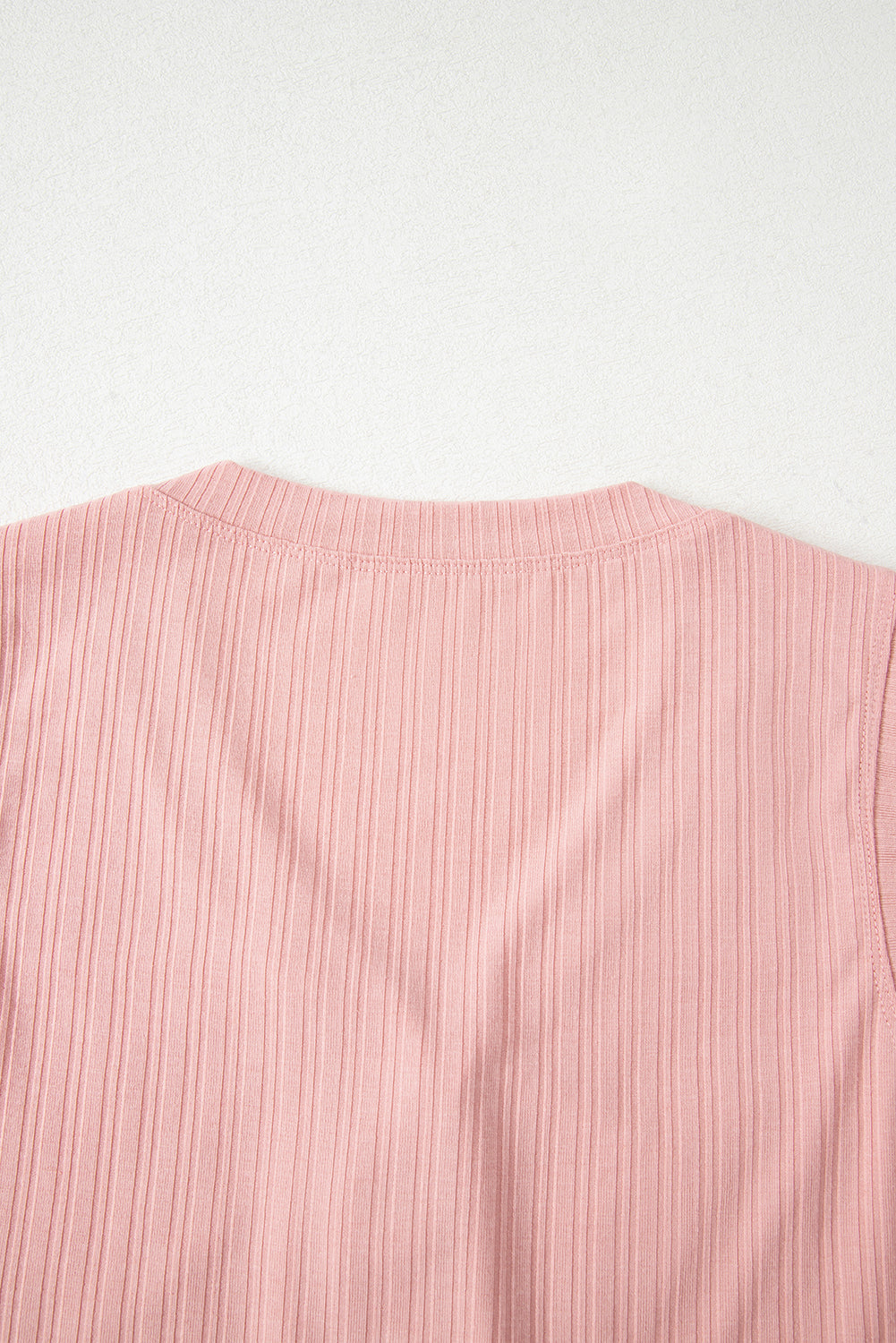 Conjunto de top sin mangas acanalado con botones y cuello en V color rosa gossamer y pantalón corto