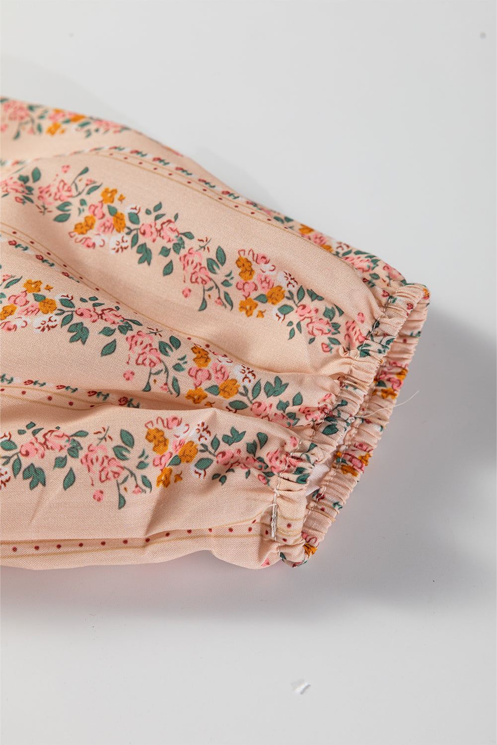 Minivestido suelto de manga larga con estampado floral caqui, lazo de terciopelo en contraste y encaje.