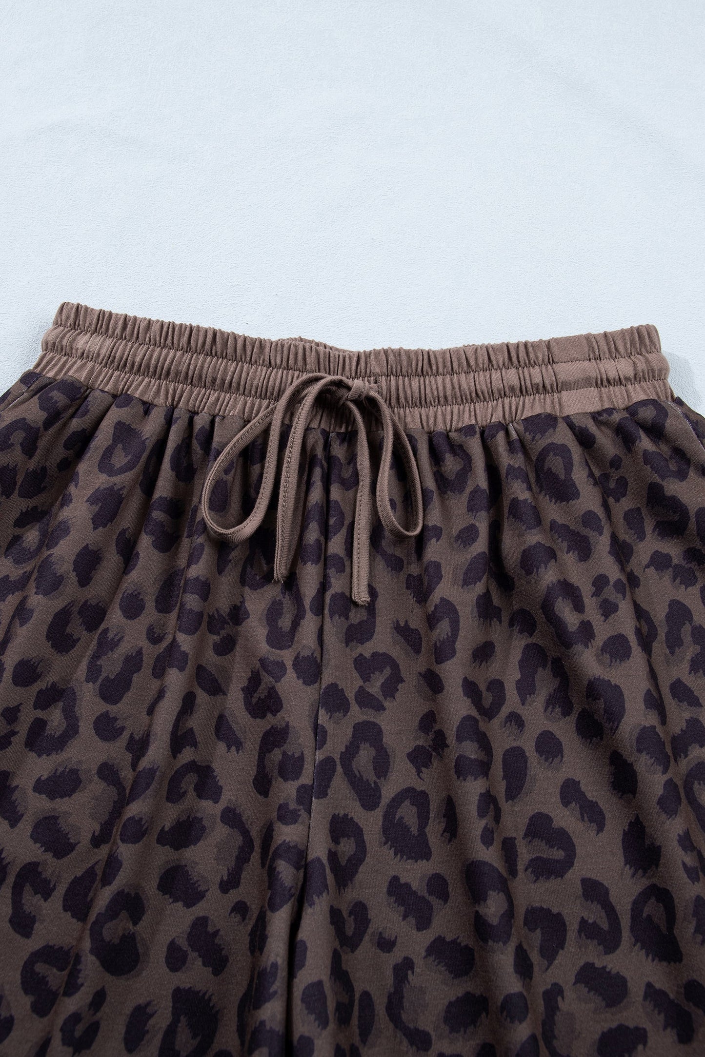 Conjunto corto de 2 piezas con cuello en V marrón y estampado de leopardo