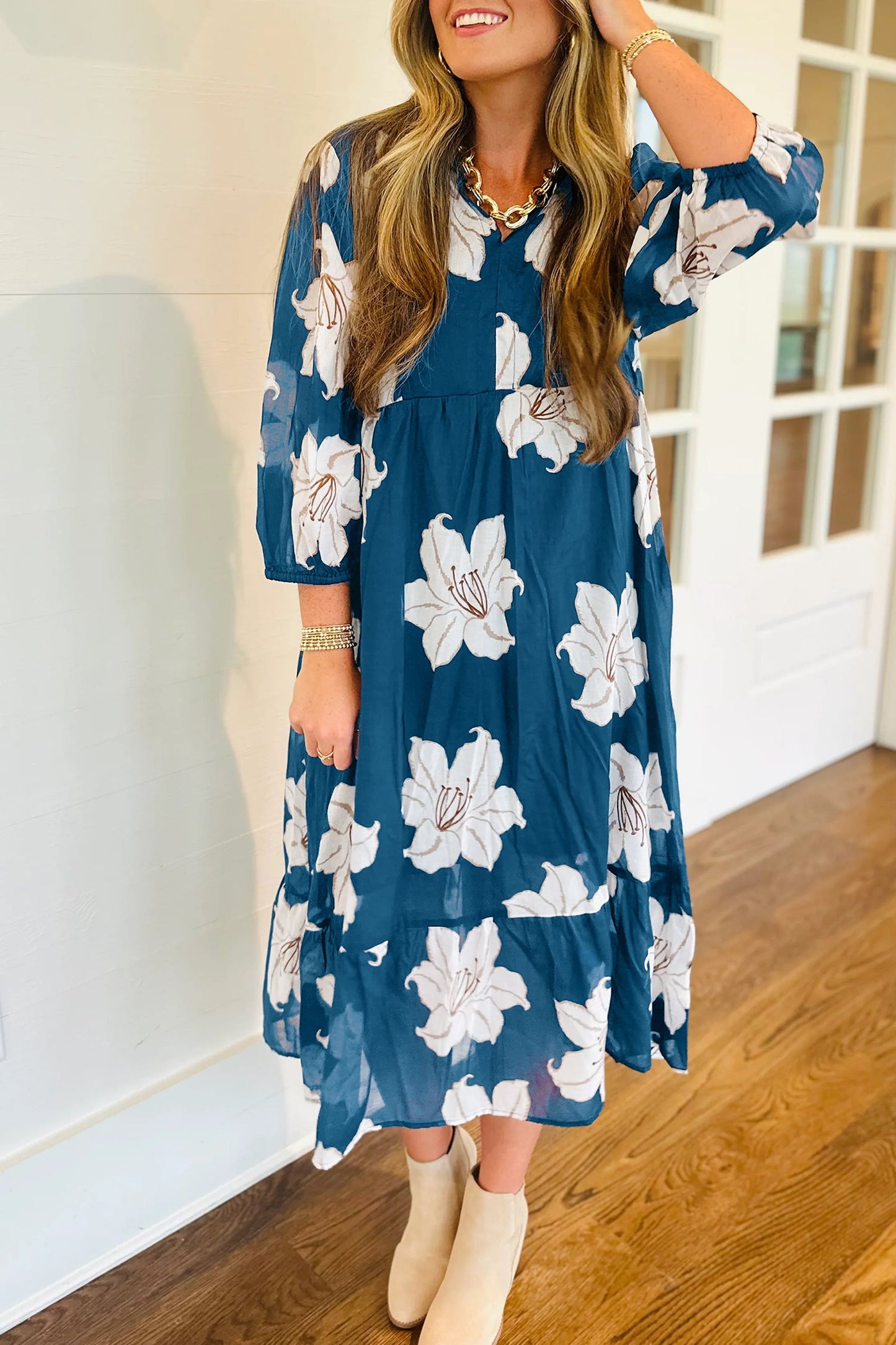 Vestido midi holgado de manga 3/4 con cuello camisero y escote de pico, estampado floral azul