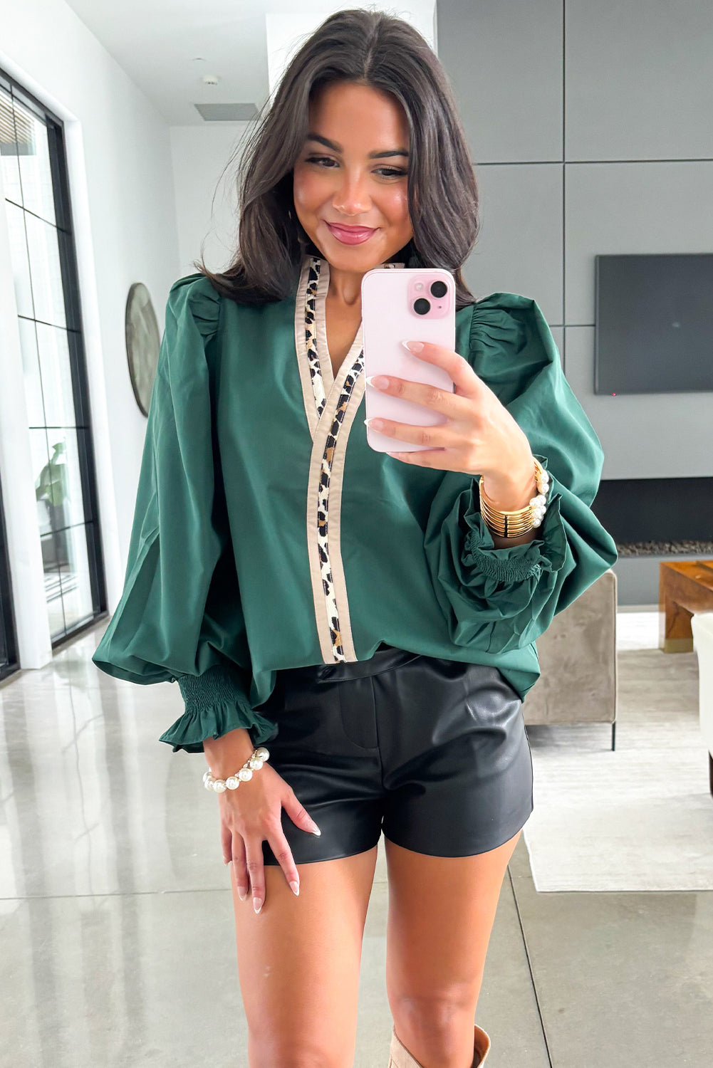 Blusa con cuello en V, manga abullonada, ribete de leopardo y bajo Evergreen