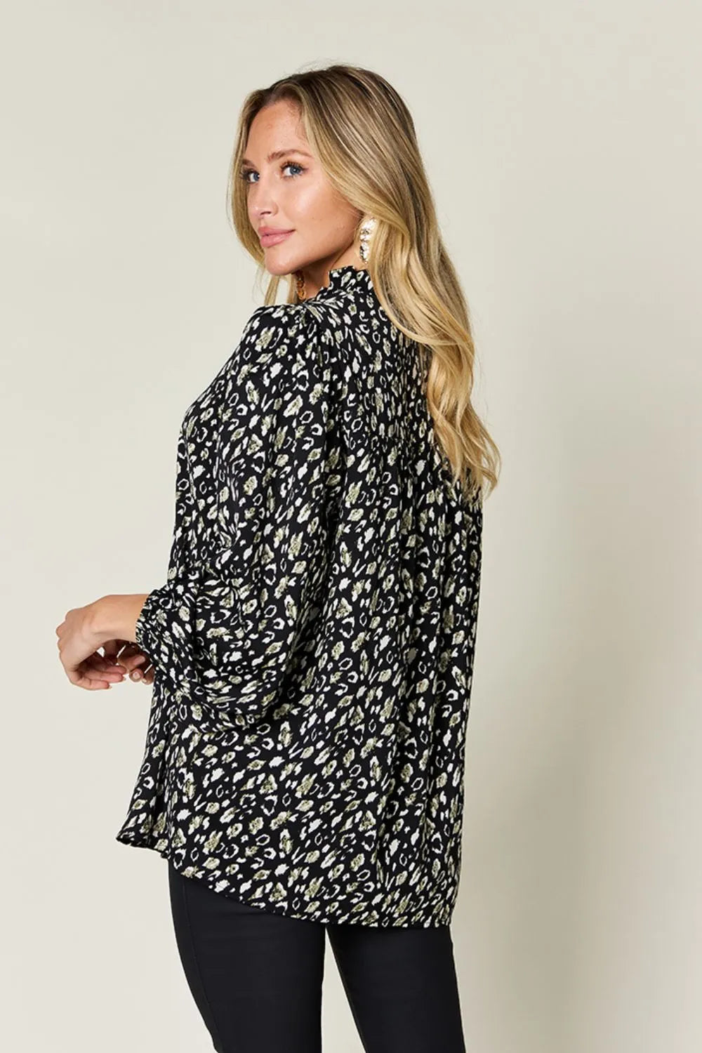 Blusa de manga larga con estampado de leopardo Double Take talla completa