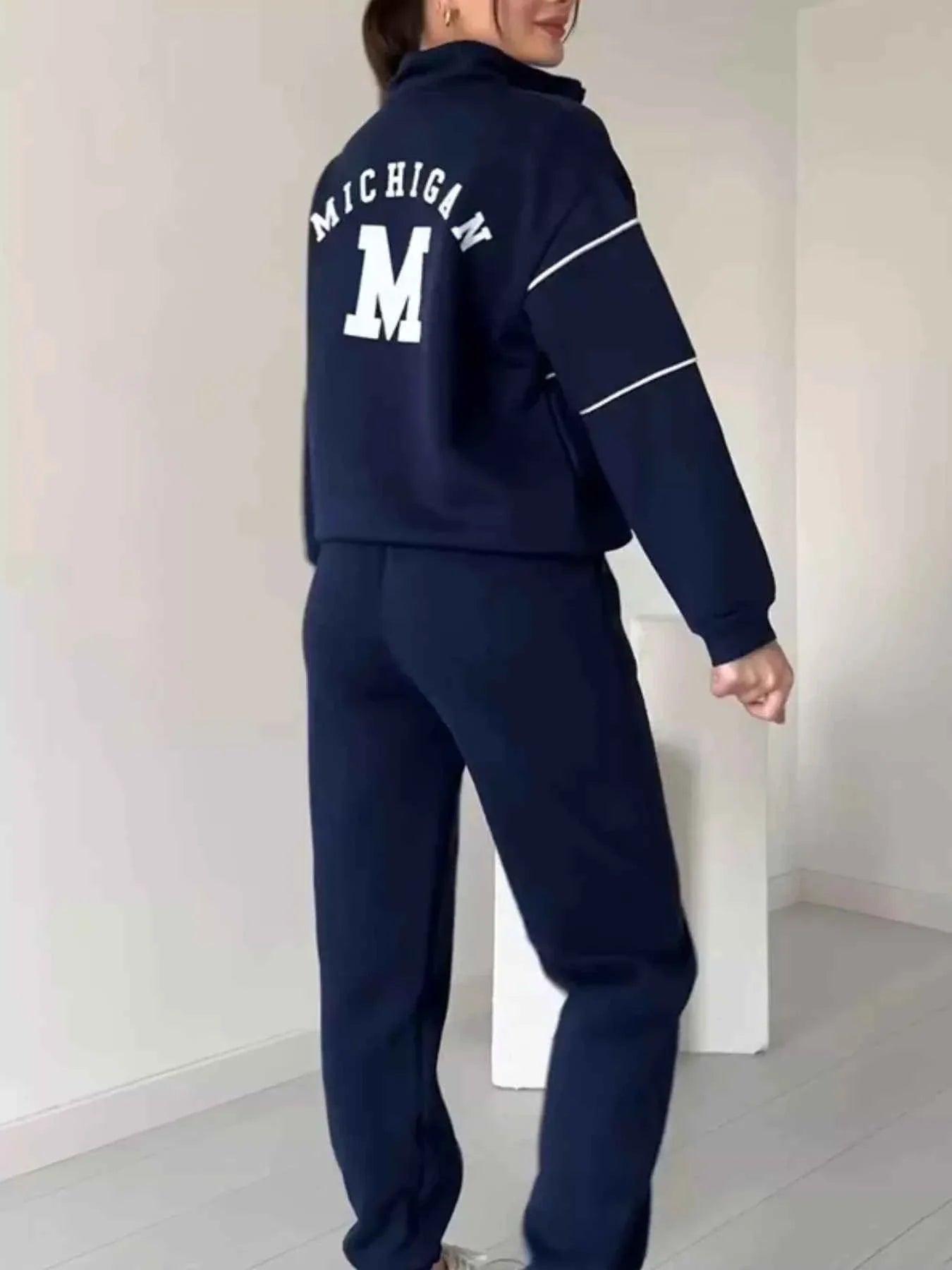 Conjunto de pantalón y top de rayas con cremallera hasta el pecho de talla grande