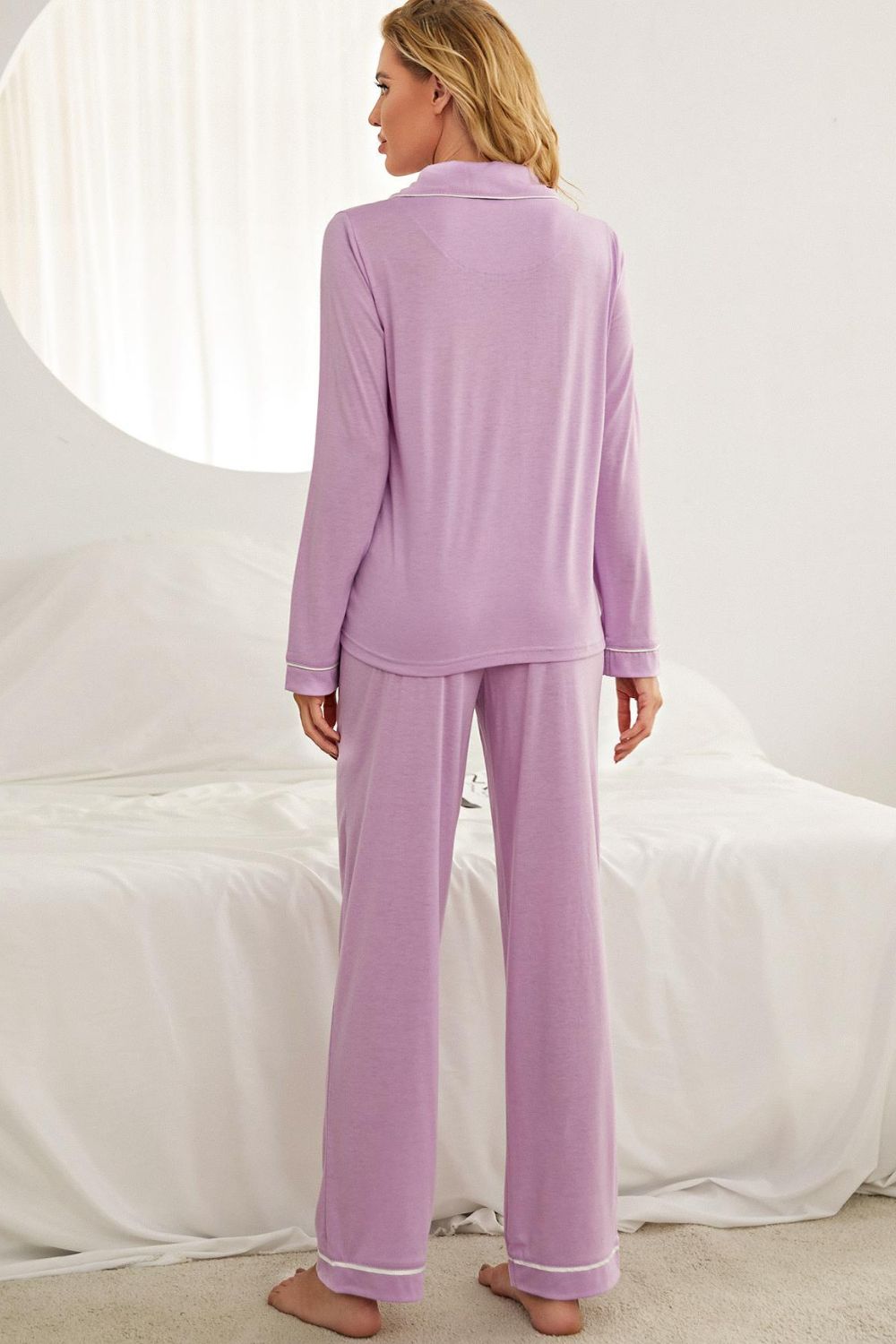Conjunto de loungewear de top y pantalón con botones y ribete en contraste