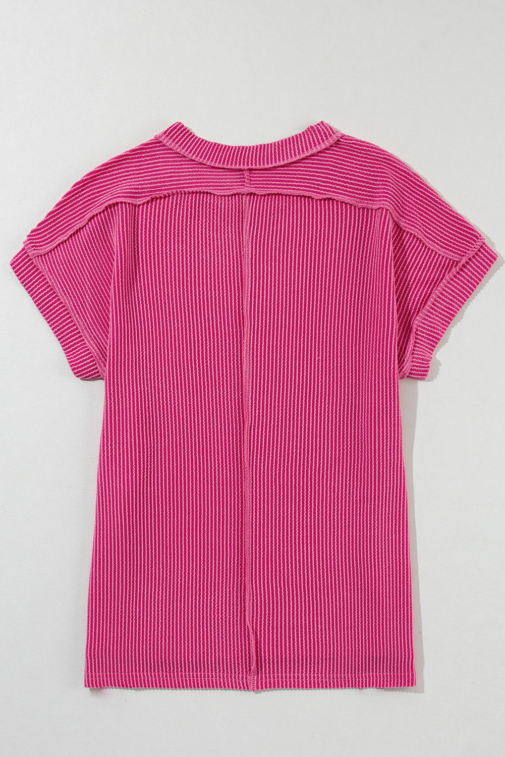 Camiseta blanca de punto acanalado arrugado con cuello redondo