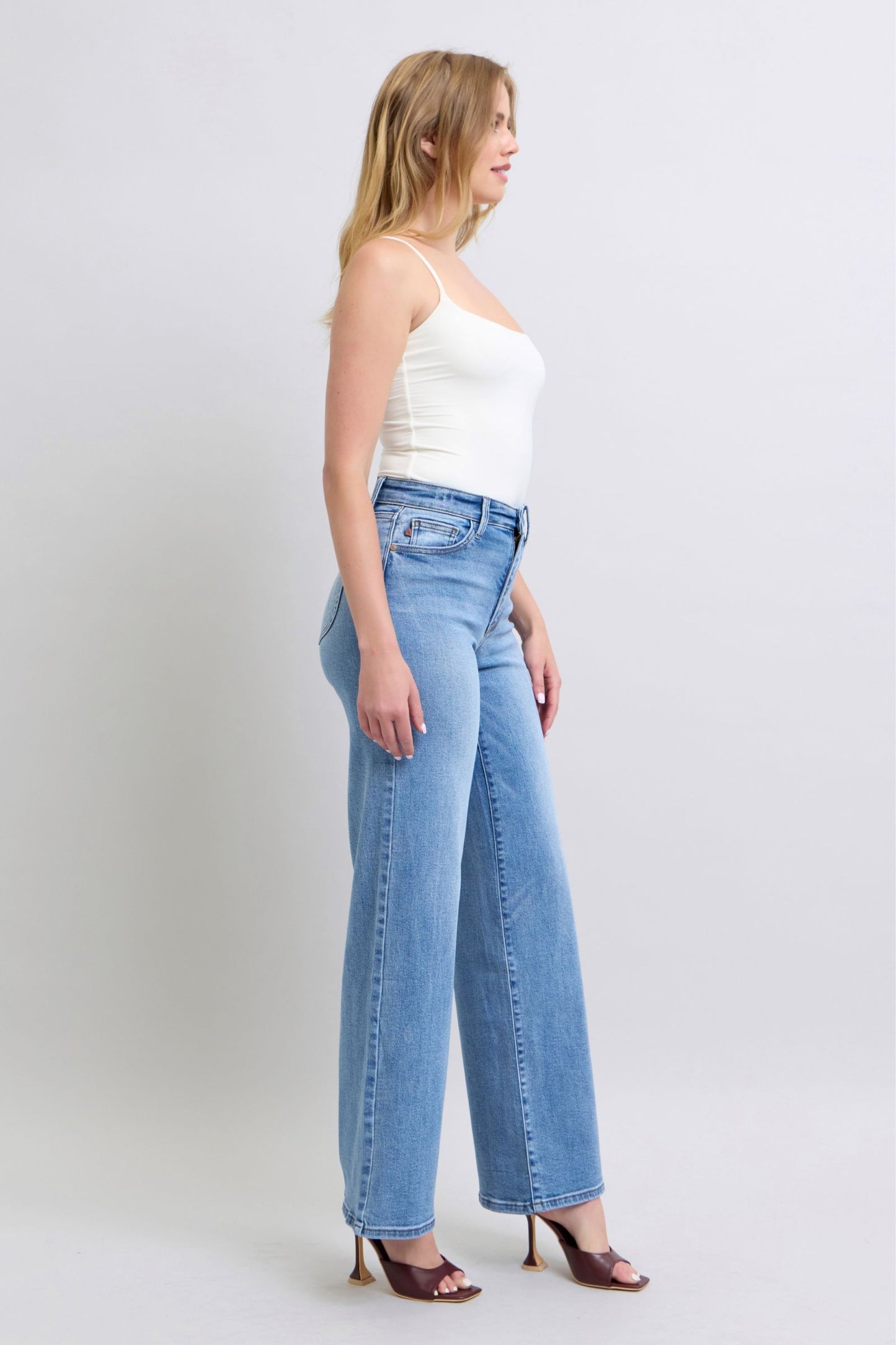 Jeans Judy Blue de talla grande de pernera ancha con bolsillos