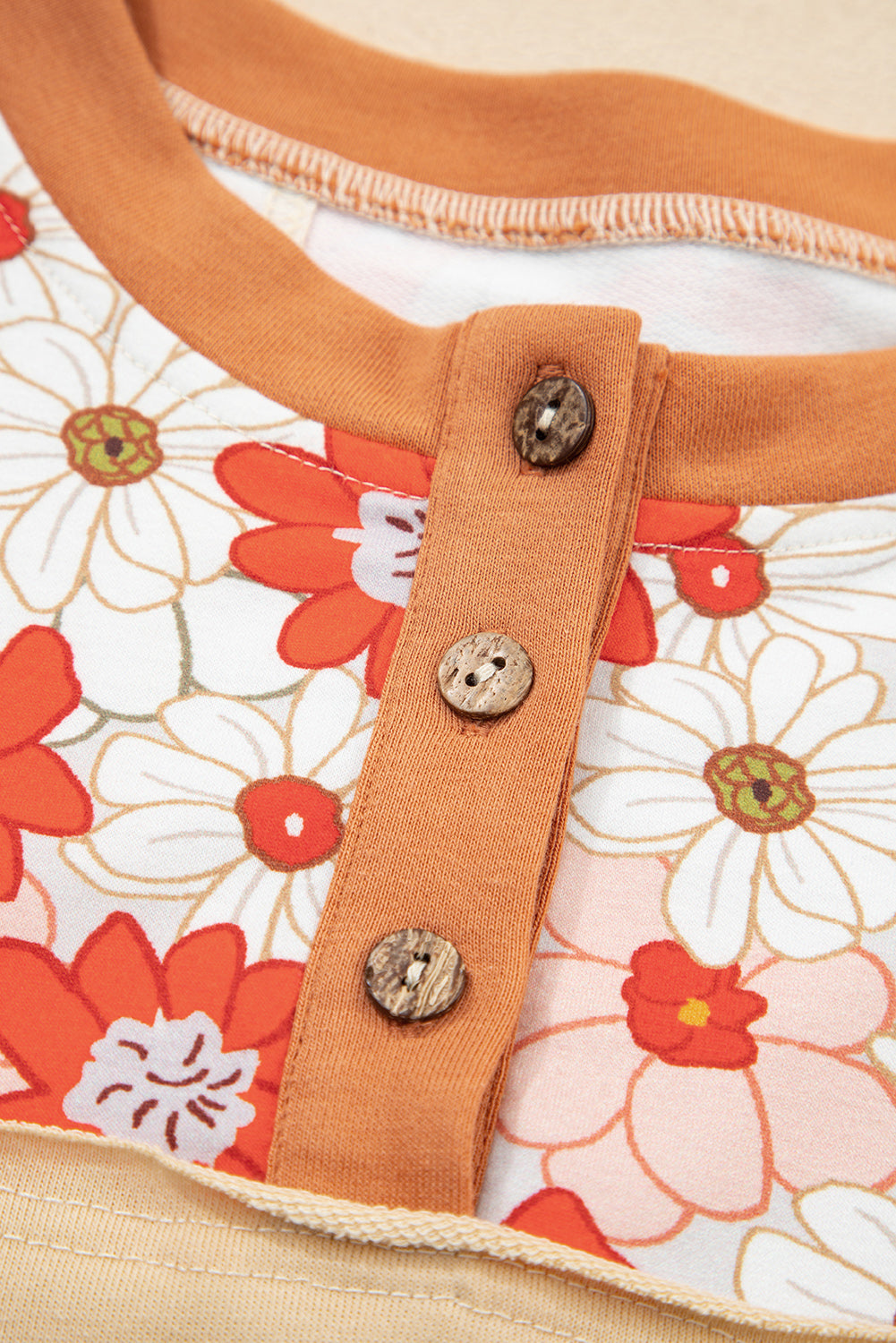 Top informal de patchwork a cuadros con estampado floral en pergamino