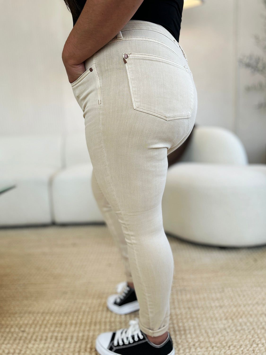 Pantalones vaqueros pitillo teñidos para control de abdomen Judy Blue de talla completa
