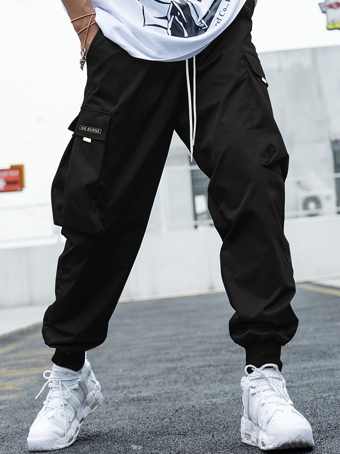 Pantalones cargo de hombre con múltiples bolsillos y cordón