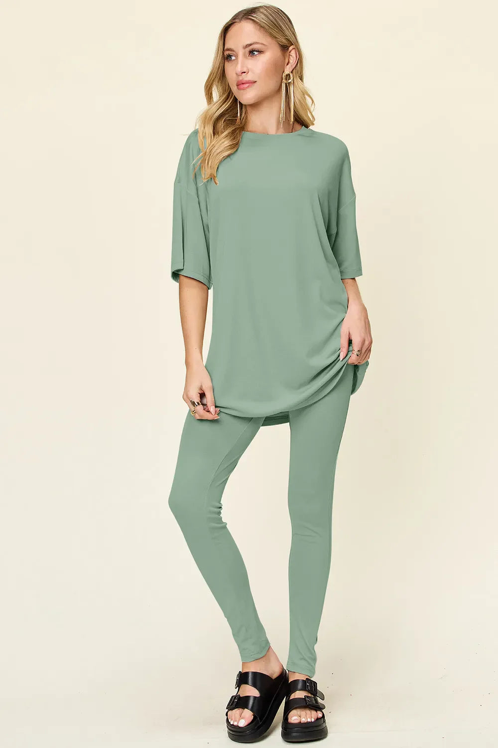 Conjunto de camiseta de manga caída con cuello redondo de tamaño completo y leggings Double Take
