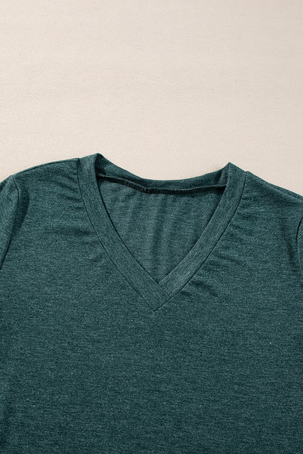 Camiseta de manga larga con cuello de pico en verde niebla liso