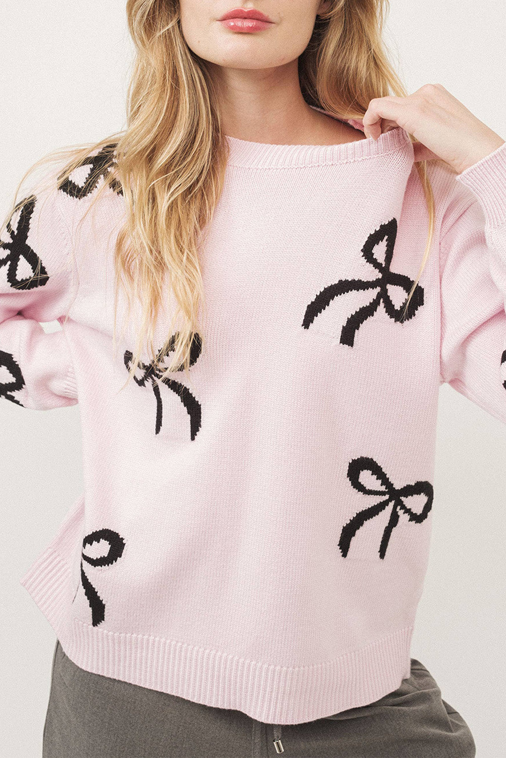 Suéter de manga larga de corte holgado con estampado de lazos rosa claro