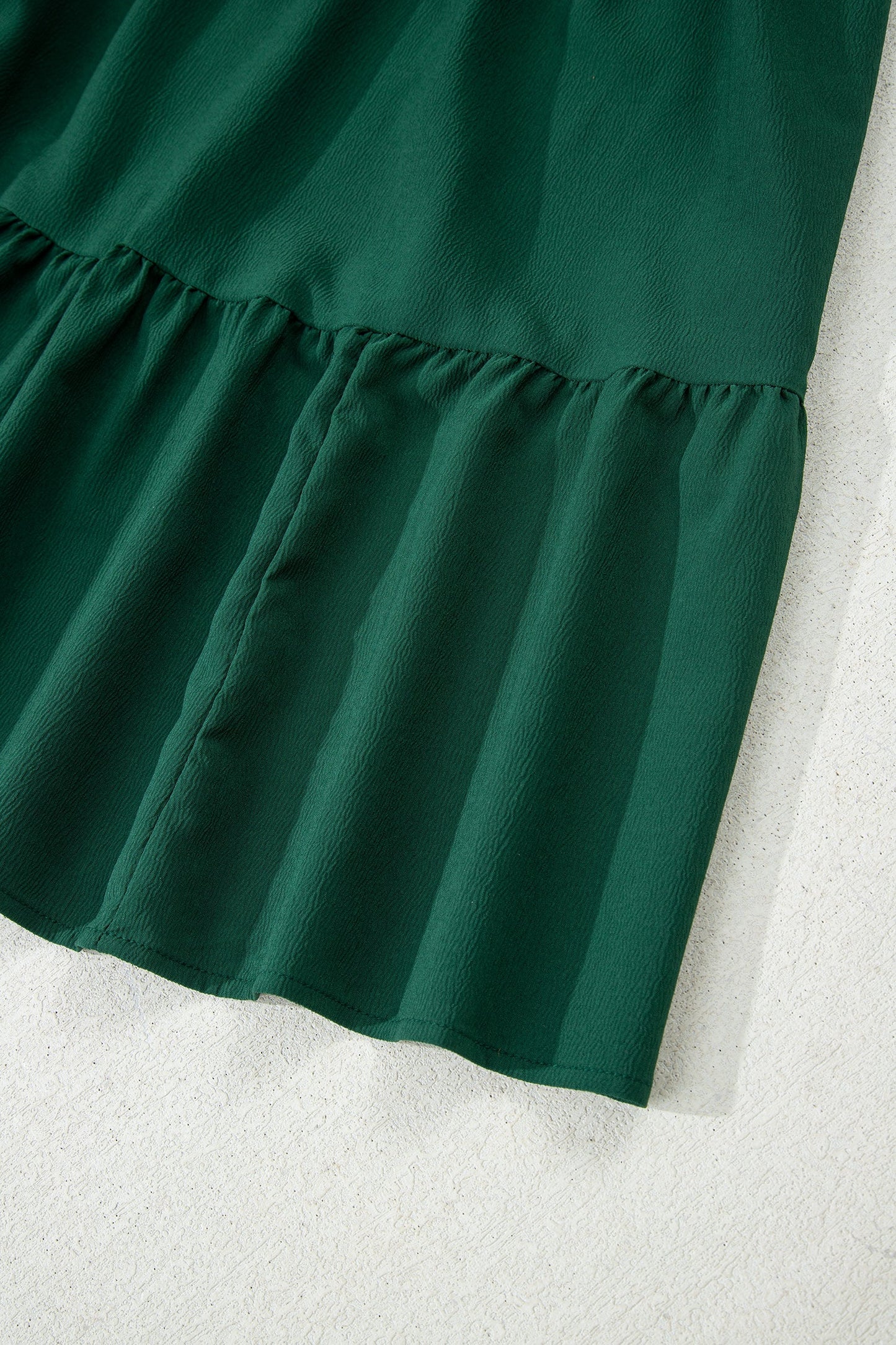 Vestido maxi escalonado con cuello en V y botones de manga larga, liso, verde negruzco