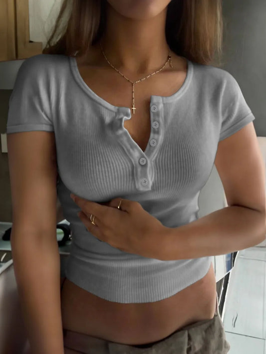Camiseta de manga corta con cuello redondo, detalle de botones y textura acanalada
