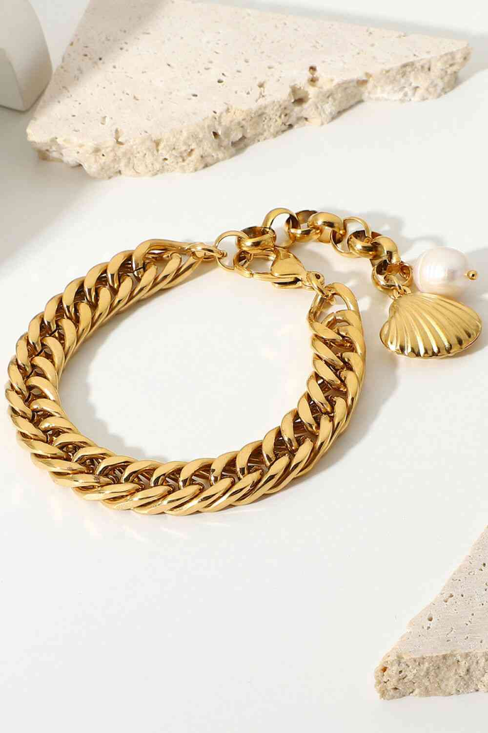 Pulsera de cadena barbada con baño de oro de 18 quilates GlamGold – Elegante detalle de perla. Consulta la tabla de tallas en "más detalles".