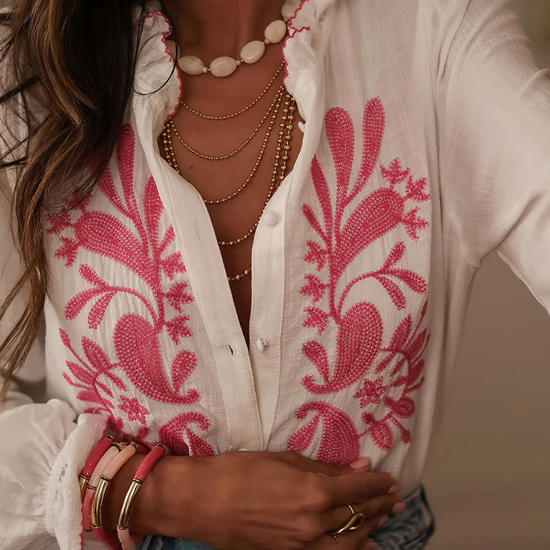 Blusa bohemia con volantes florales — Top abotonado con cuello en V y manga farol