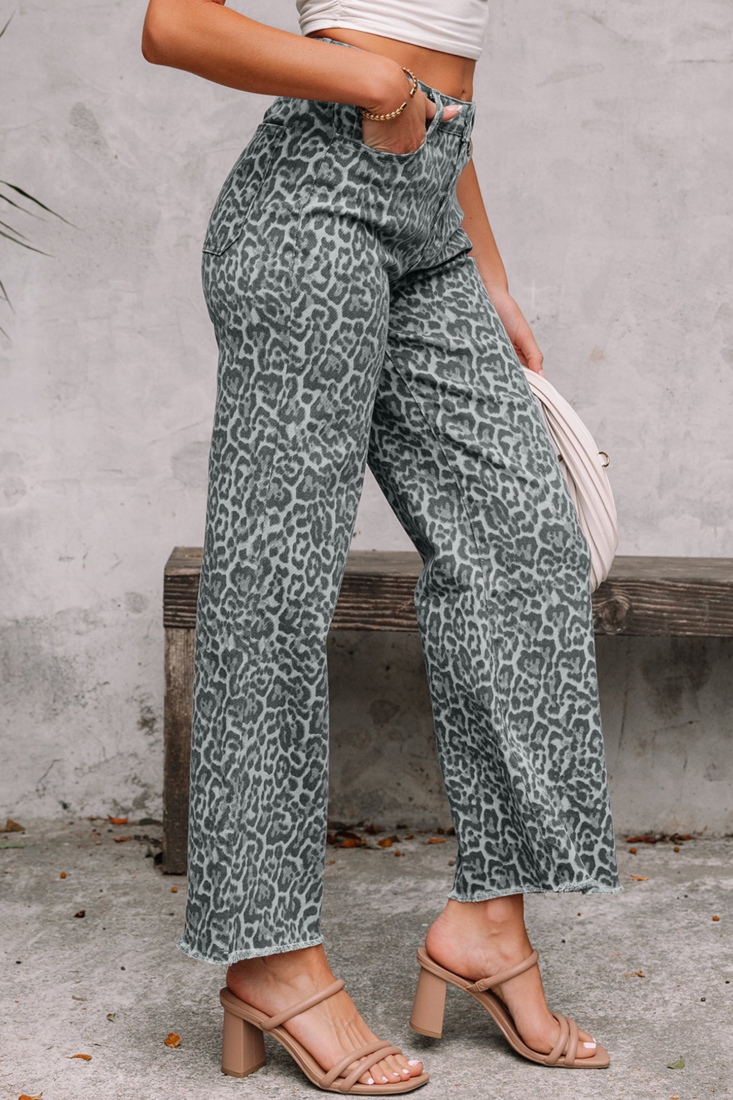 Vaqueros de pernera ancha de cintura alta con bordes deshilachados y estampado de leopardo gris