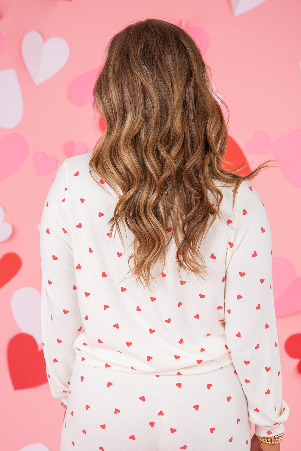 Conjunto de pantalón de salón con cordón y top de manga larga con estampado de pequeños corazones rojo fuego