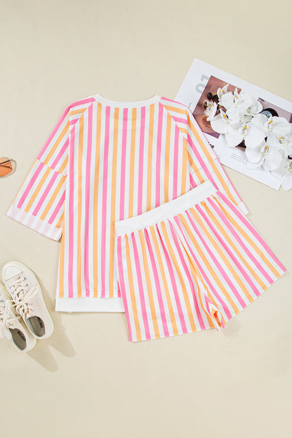 Conjunto casual de camiseta y shorts sueltos de manga media con hombros caídos y rayas rosas