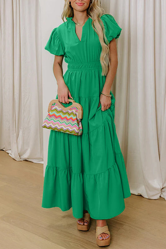 Vestido maxi escalonado de cintura alta con cuello en V de color verde brillante liso y manga corta abullonada
