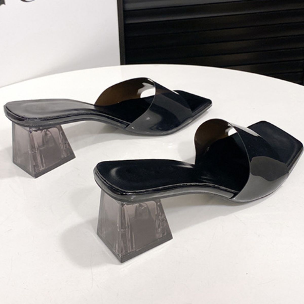 Sandalias de tacón ancho con punta abierta