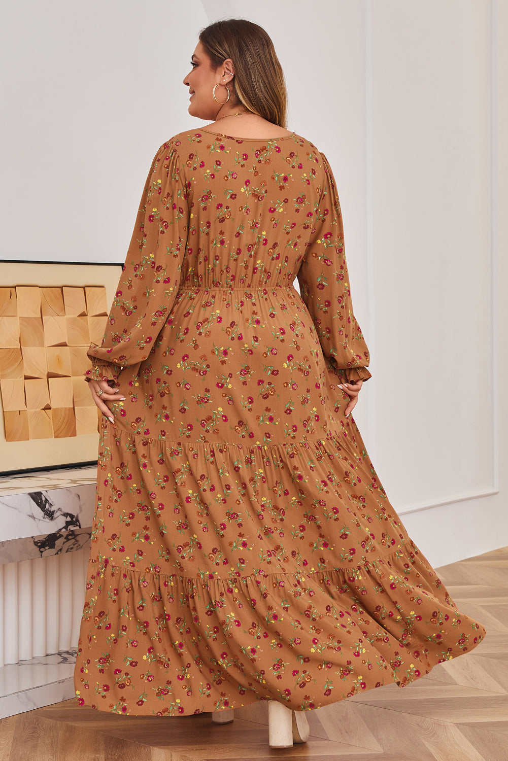 Vestido largo maxi con estampado floral de talla grande en color marrón con cuello de pico, mangas con volantes y diseño a capas
