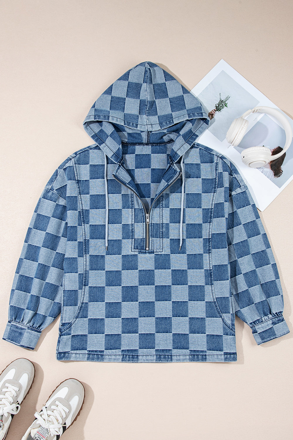 Sudadera con capucha de denim azul cielo con cuello con cremallera y bolsillo canguro, diseño de cuadros