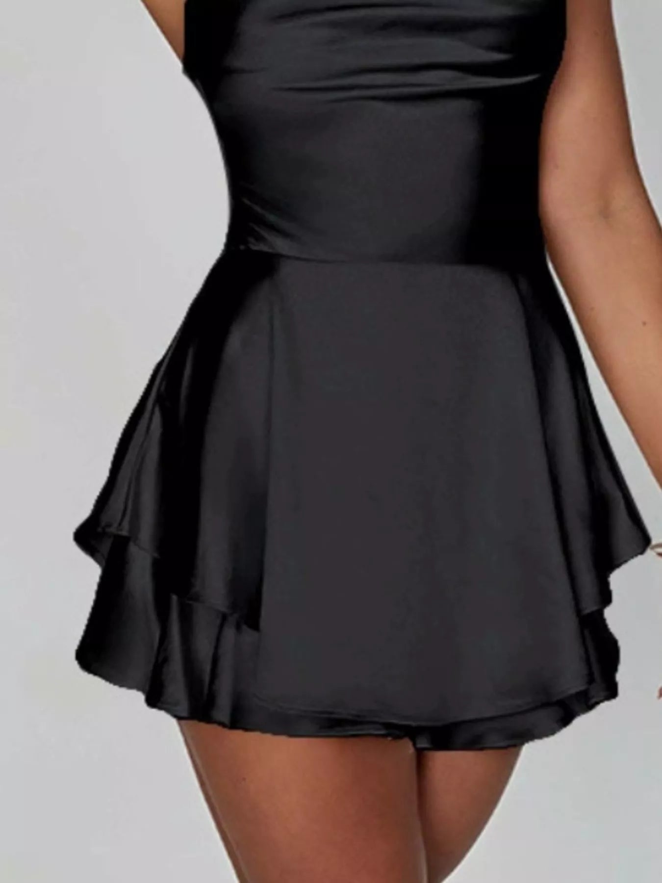 Vestido camisero sin espalda con volantes y capas