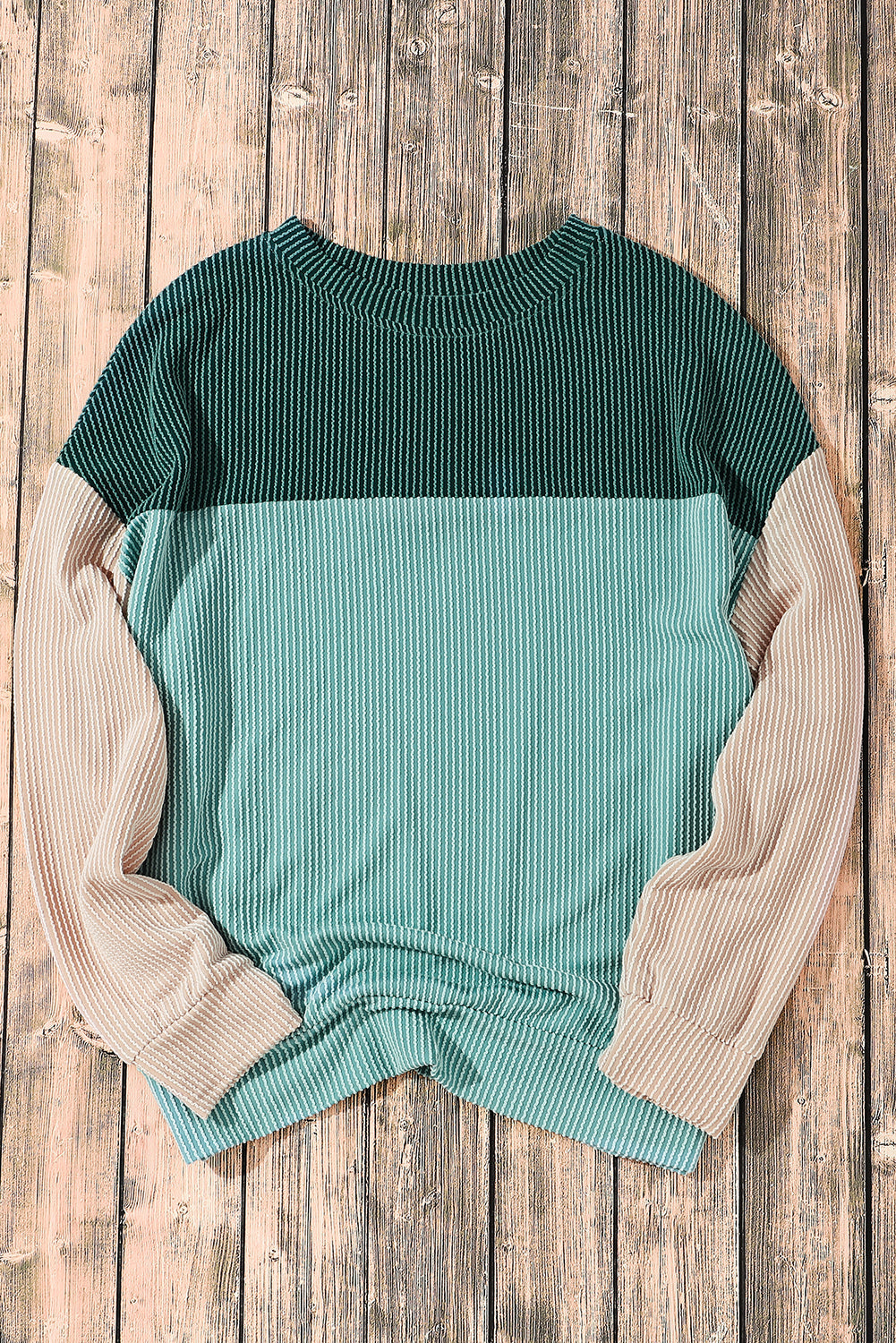 Top suelto de manga larga con bloques de color verde y tejido acanalado