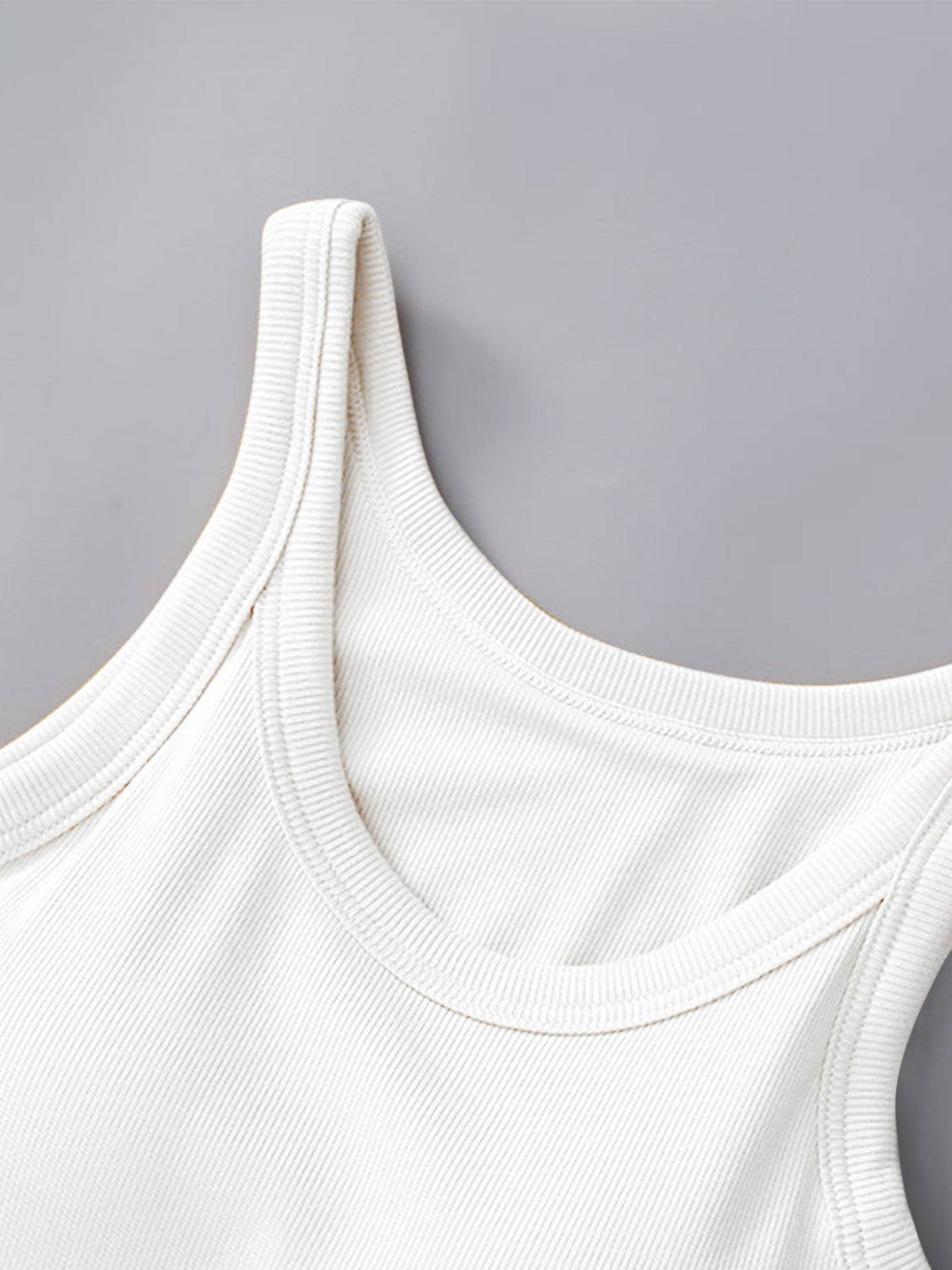 Camiseta sin mangas de cuello redondo con sujetador