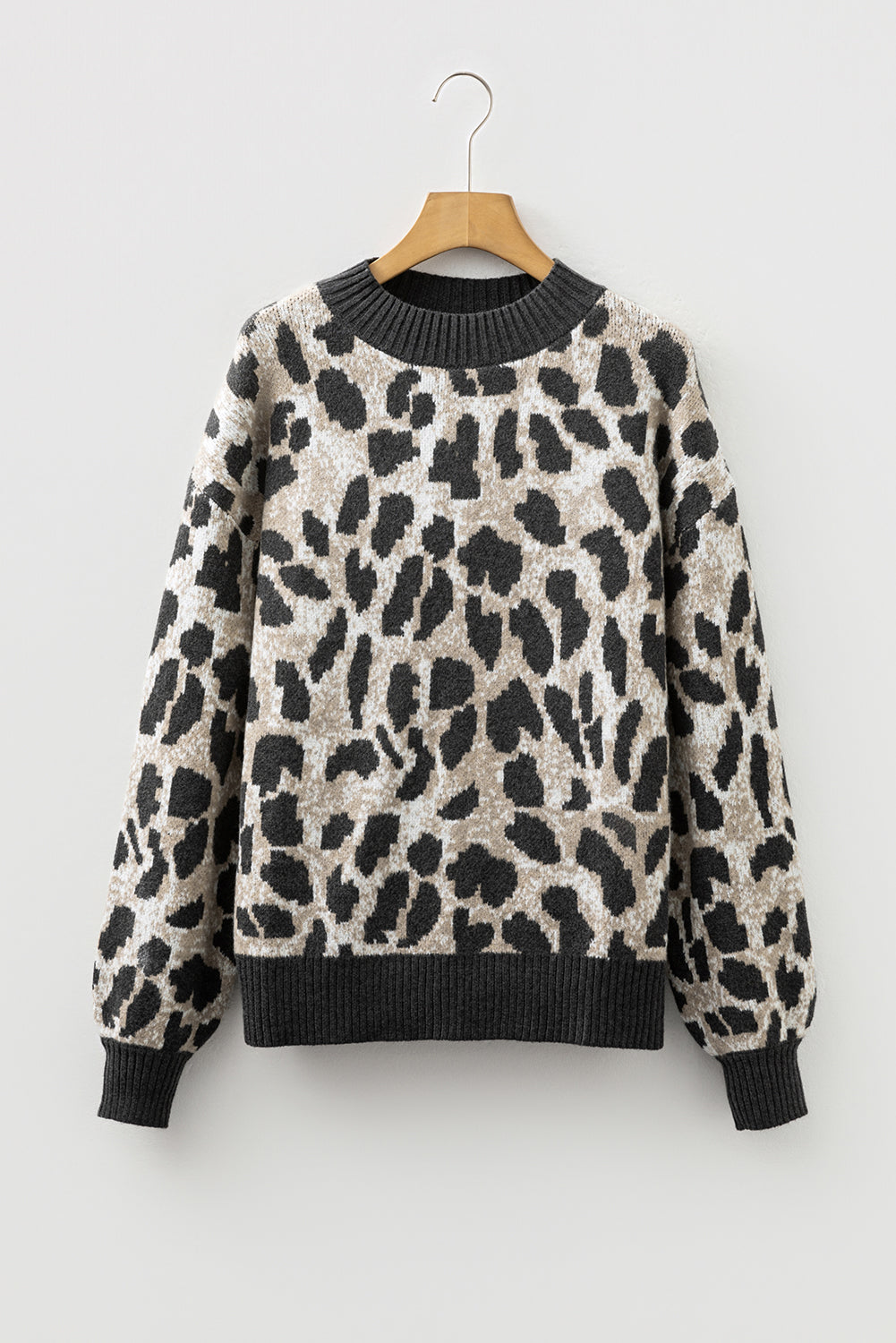 Suéter de cuello redondo con estampado de leopardo gris carbón y ribete en contraste