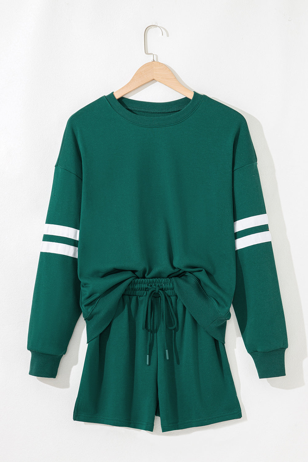 Conjunto de sudadera y pantalón corto con rayas en las mangas y hombros caídos Evergreen Varsity